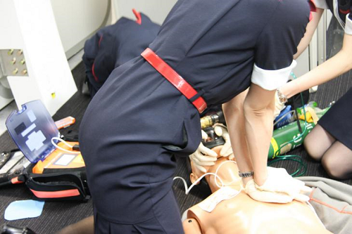 【朗報】JALの機内で倒れたら、CAがこんなエ口い救命介護してくれるらしいｗｗｗｗｗ（※画像あり）