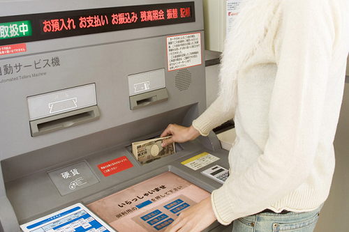 【悲報】ATMで金取り出す瞬間にガキに取られた・・・