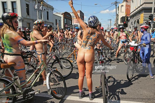 【画像】全裸自転車大会が目撃されるｗｗｗｗｗｗ