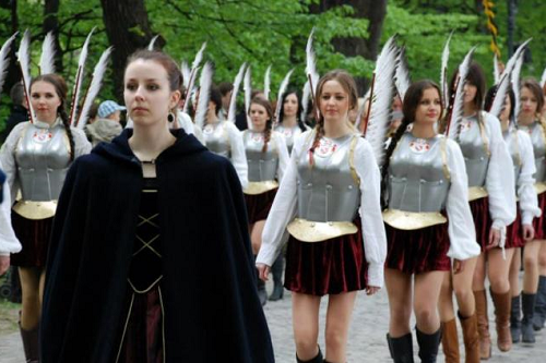 【画像】このドスケベ服がポーランドの女子士官学校の制服ってマジ？