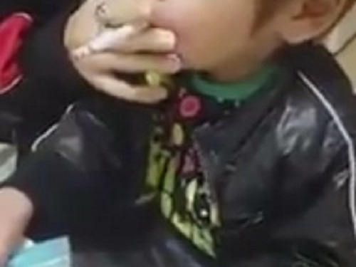 【動画】子供にタバコを吸わす動画をTwitterに投稿した結果wwwww