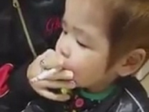 【悲報】子供にタバコを吸わす動画をTwitterに投稿した両親が逮捕wwwww（※画像あり）