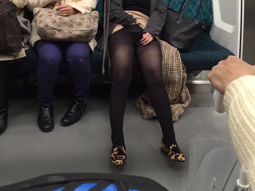 【驚愕】電車内で豪快にシコる女が発見されるwwwwww（※画像あり）