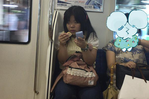 【悲報】女「 ブスが電車でメイクするのやめてくれませんかね、大変キモいです 」ﾊﾟｼｬｯ （※画像あり）