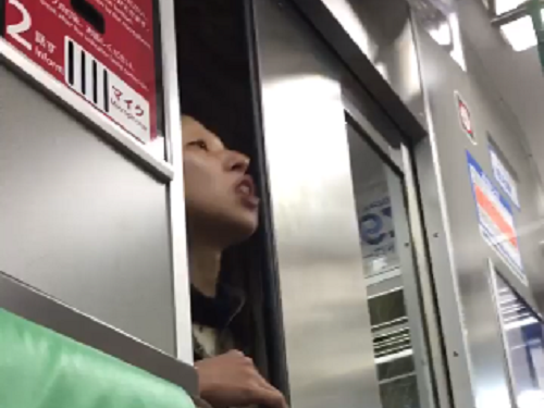 【閲覧注意】電車内で超絶ヤバイ女が撮影されるwwwwwww（※動画あり）