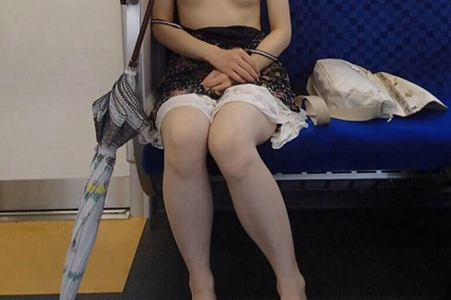 【画像】電車内でおっぱい丸出しの女が見つかるｗｗｗｗｗｗｗ