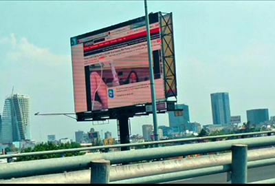 【動画あり】高速道路の電光掲示板がハッキングされエロ動画が流れるｗｗｗ