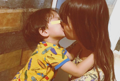 スザンヌと息子のがっつりキス写真がエロすぎると話題にｗｗｗ