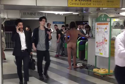 【悲報】新宿駅中央改札に全裸男が光臨ｗｗｗｗ