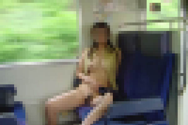 【画像あり】電車で対面座席の巨乳女がエロすぎるwwwwww