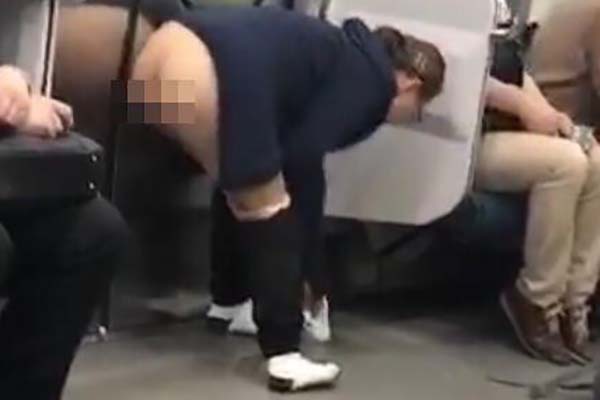 【画像あり】電車の中で女の子？が放尿…豪雨警報待ったなしｗｗｗｗｗ