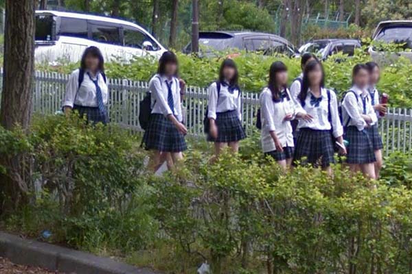 【画像あり】神奈川のJKがスカート短すぎてパンツ見放題なんだが…