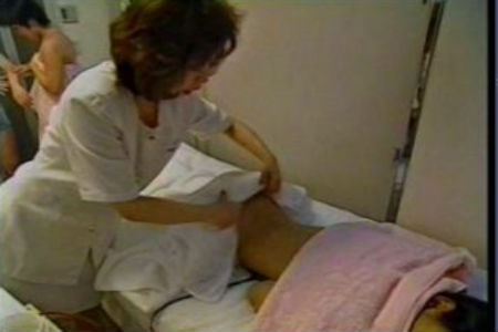 【エロGIFあり】巨乳女子小学生(12)がオイルマッサージで裸に剥かれるwwwww
