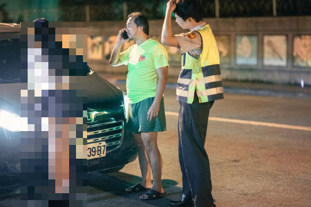 【画像あり】台湾の女性警察官、エチエチな格好で駐車違反を取り締まるｗｗ