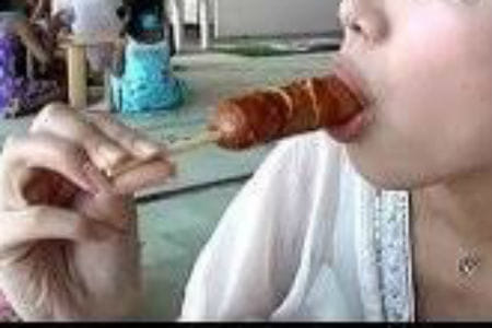 【画像あり】口を隠しながらフランクフルトを食べる女の子いやらしすぎwwwww