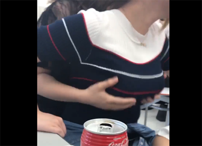 【動画】陽キャJDさん、女友達に巨乳を揉みほぐされてしまう