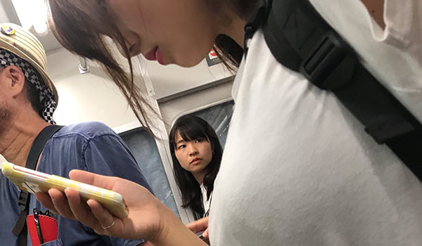 【画像あり】夏場の電車内、脇丸見えになってる女の子で溢れかえるｗｗｗｗ