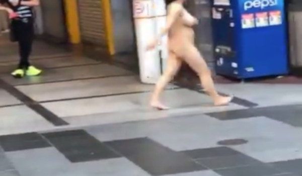 【動画】商店会を全裸で徘徊するガチ痴女が撮影される