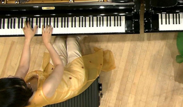 【画像】放送事故！NHK教育で美人女子大生ピアニストの美乳オッパイ乳首が丸見え
