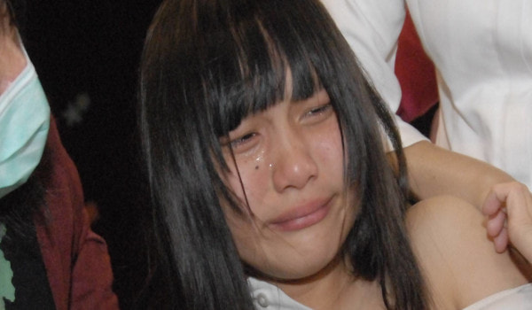 【画像】中国美少女さん、注射の際に無理やり脱がされ泣いてしまう・・・