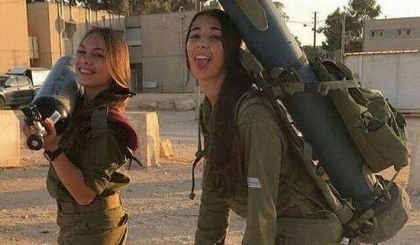 【画像あり】イスラエル女性兵士「あーしに続け！全軍突撃だし～(ﾑﾁｯ♥ﾌﾟﾙﾝｯ♥ﾑﾜｧ♥)」ｗｗｗｗ
