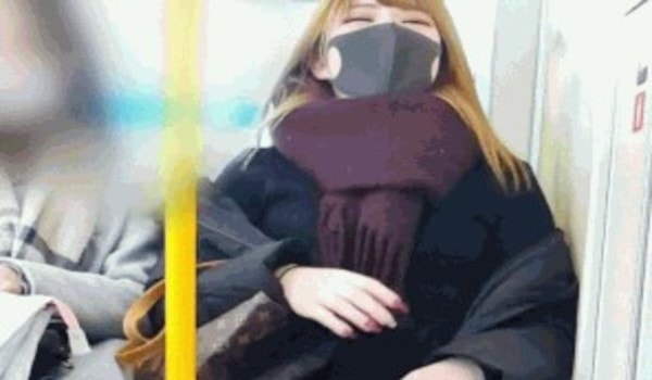 【速報】 電車で前に座ってた女のパンツ見えてたから撮ったったｗｗｗｗ（※画像あり）