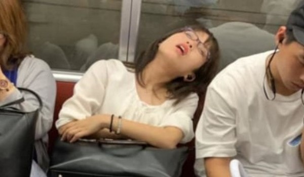 【画像あり】電車の中で寝てしまった女の子、くっそ抜けるｗｗｗｗ