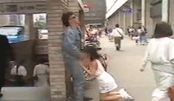 【GIF】駅前でフェラチオする女が発見されてしまうｗｗｗｗ