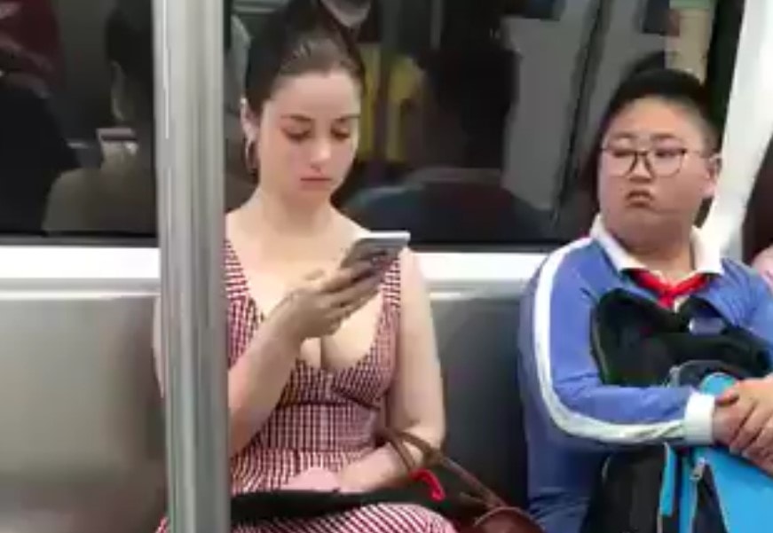 【動画】チー牛さん、電車でおっぱい見えてる女子をチラ見してしまうｗｗｗｗ