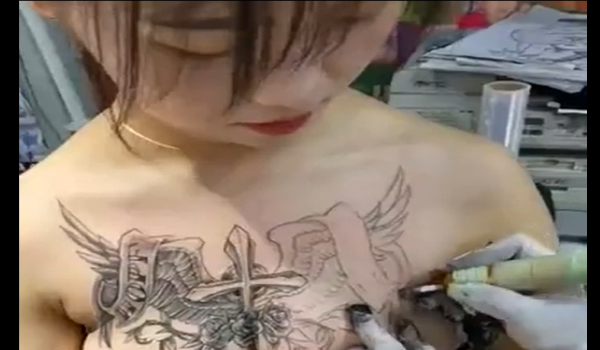 【動画】刺青師さん、合法的におっぱいをバルンバルンしてしまう…