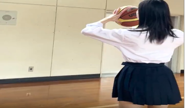 【動画】バスケ部ｊｋ、パンツ見えてるのに気付かずシュート練習をしてしまう…