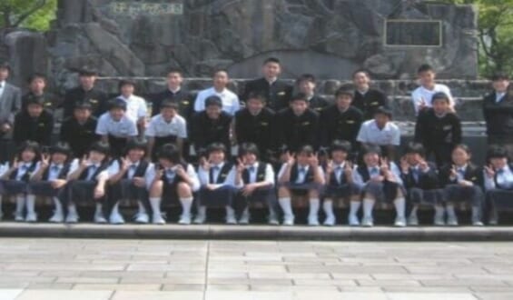  【画像】修学旅行jk集団さん、床の反射でほぼ全員パンチラwwww 