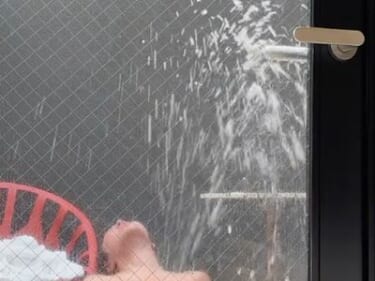 【動画】ゴッドハンドに手マンされた女、高圧洗浄機みたいな潮吹きをする
