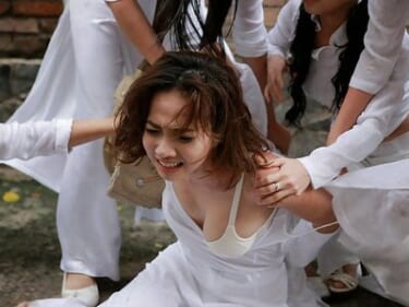 【悲報】ベトナムの巨乳女さん、いじめでアオザイを脱がされる…（画像あり）
