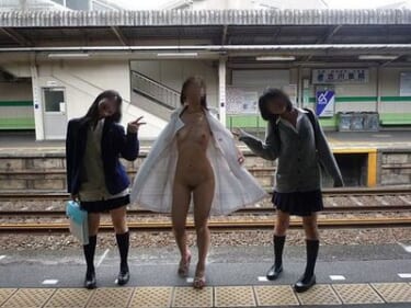【画像】JKちゃん、裸コートの露出狂女と記念撮影してしまうｗｗｗｗ