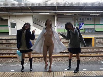 【画像】 JKちゃん、裸コートの露出狂女と記念撮影してしまうｗｗｗｗ