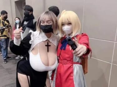 【悲報】白人巨乳コスプレイヤーさん、日本人レイヤーを公開処刑してしまう（画像あり）