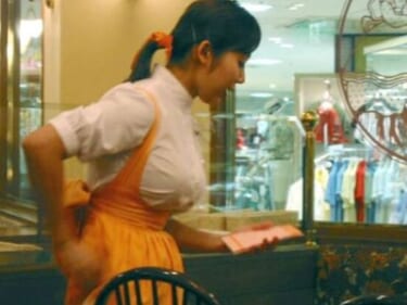 【朗報】店員の制服がとんでもなくエロいファミレス見つけた（画像あり）