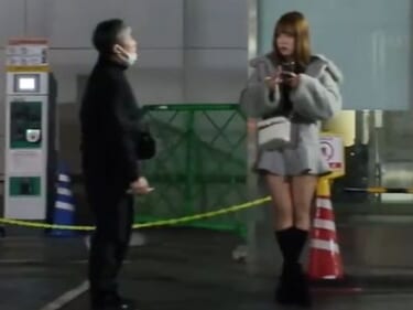 【悲報】弱男おじさん、立ちんぼ女子に冷たくあしらわれて八つ当たりキック（画像あり）