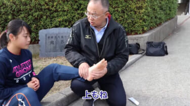 【画像】陸上部JCの足をクリームでケアする監督、なんだか嬉しそう