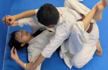 【動画】中学の女子柔道部が男子とガチンコ試合させられる動画。100万再生突破