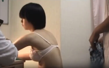 【動画】内科で診察を受けるDカップ女子高生、盗撮されてしまう・・・