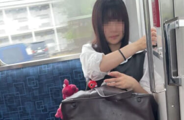 【画像】JK「この人もしかして盗撮してるかも…せや！」⇒