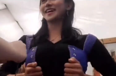 【悲報】爆乳女子大生、デカすぎて服の試着に苦戦してしまうｗｗｗｗ（動画あり）