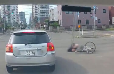 【動画】自転車JK､ひき逃げでパンティー丸見え❤