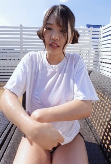 【画像】グラドルがTシャツを脱いで巨乳が「ボロンｯ」ってなるシーンｗｗｗｗ