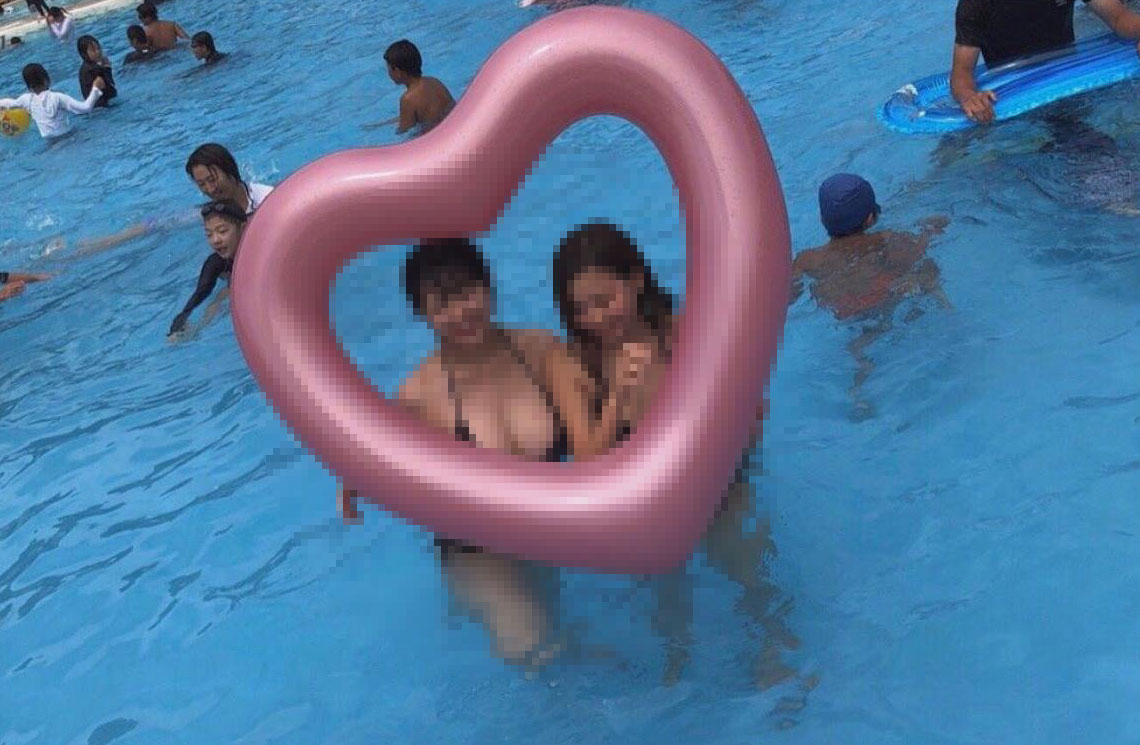 【画像】 巨乳JKさん、プールで遊んでるだけで視線を集めてしまうｗｗｗｗｗｗ