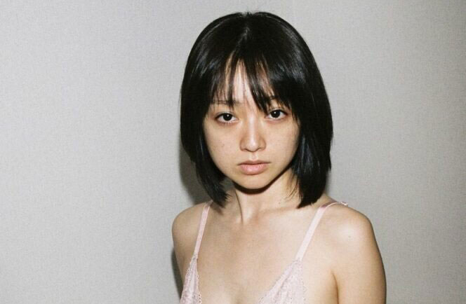 【画像】 安達祐実さん、生活感溢れる熟女下着姿でシコらせにくる