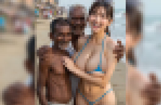 【動画】 レ●プ大国インドの海岸を巨乳美女が水着で歩いたらこうなるｗｗｗｗｗ
