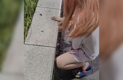 【動画】 けっこう可愛いトー横女子さん、駅前で豪快に放尿ｗｗｗｗｗ